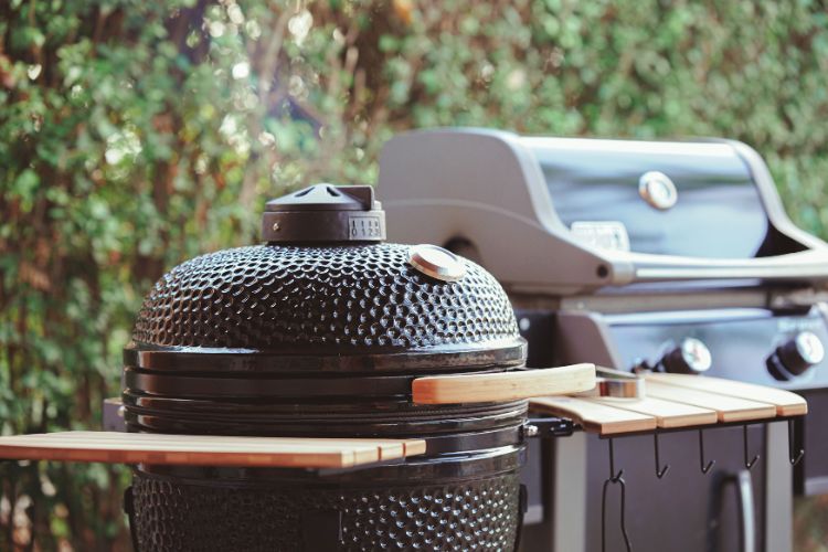 ceramic grill vs charcoal grill