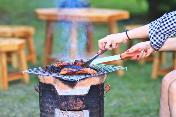 how long to heat a charcoal grill