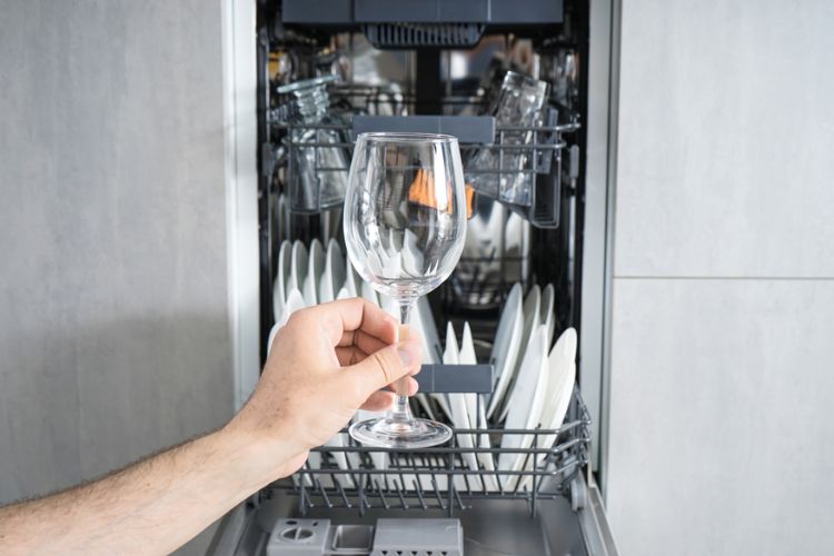 dishwasher for bar glasses